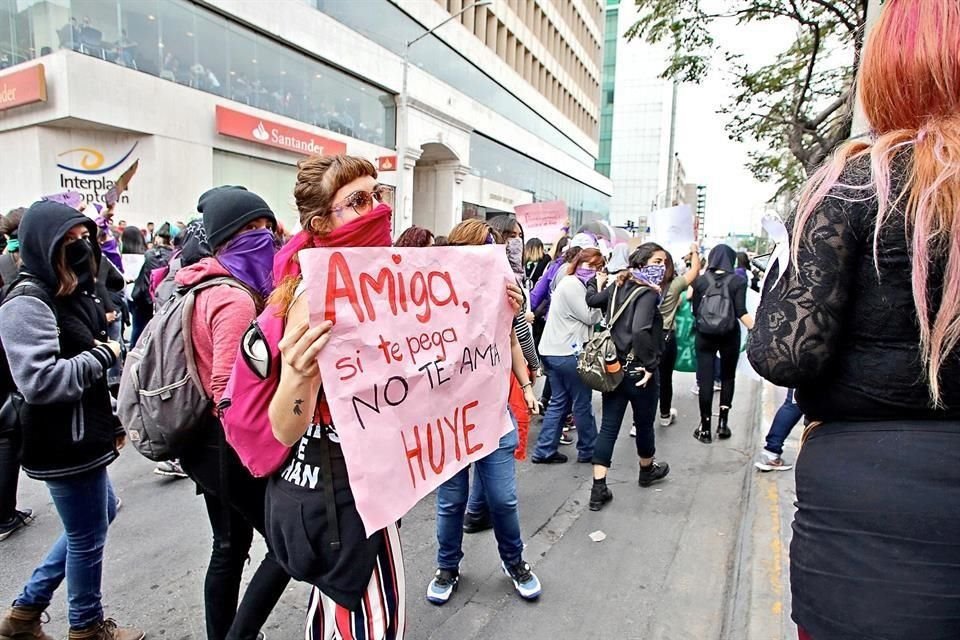 Con cantos, gritos y pancartas, las mujeres expusieron su inconformidad contra la violencia y los feminicidios.