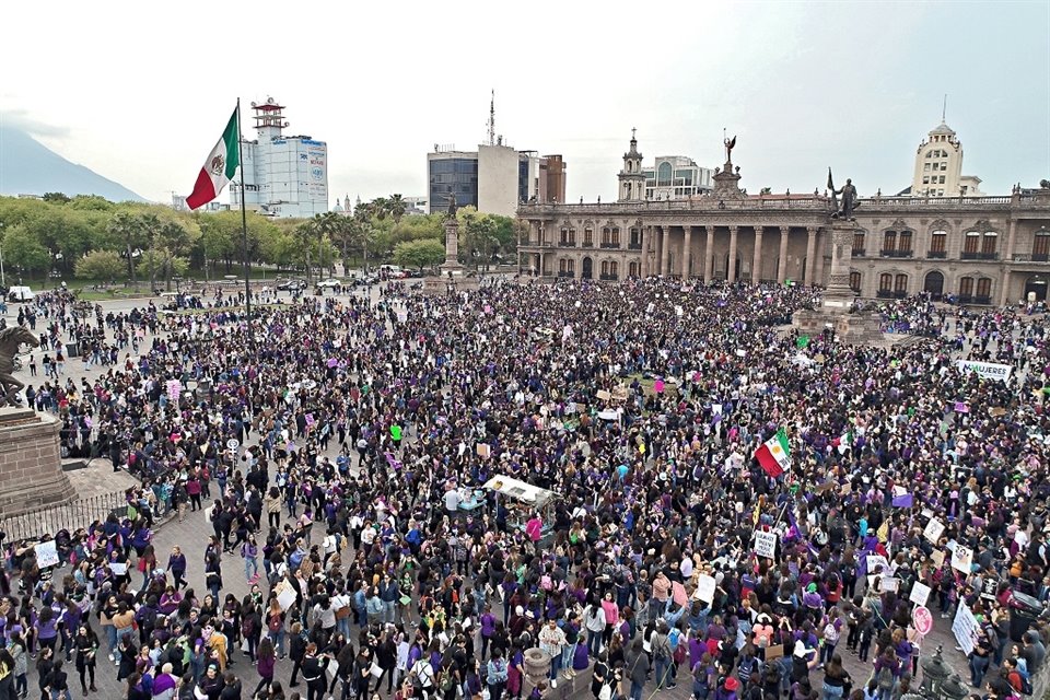 Alrededor de 15 mil mujeres abarrotaron la Explanada de los Héroes y marcharon por avenidas del Centro.