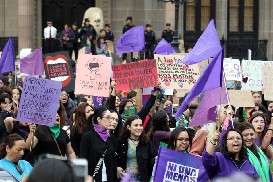 Las mujeres portaron pancartas en la manifestación con sus exigencias de seguridad, justicia y libertad.