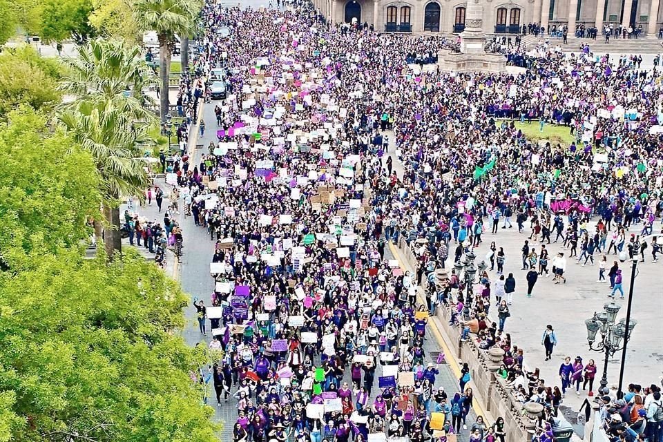 La marcha de mujeres salió de la Explanada de los Héroes y por 2 horas recorrió el Primer Cuadro.