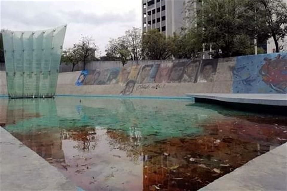 Plaza de las y los Desaparecidos teñida de rojo simulando la sangre de mujeres asesinadas y desaparecidas.