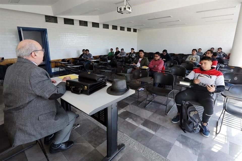 Alumnas y profesoras de las distintas facultades de la UNAM se sumaron al paro nacional de mujeres y este lunes no se presentaron a clases.