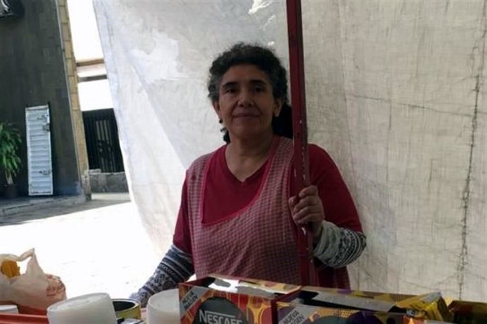 Sara Elizabeth Mejía, quien vende pan y café en la entrada del Metro, justificó que su trabajo es indispensable para el sustento diario.