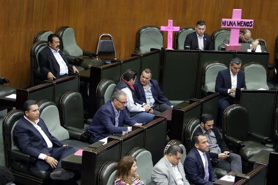 Las diputadas se unieron al movimiento y no se presentaron a la sesión de congreso, únicamente las militantes de morena asistieron.