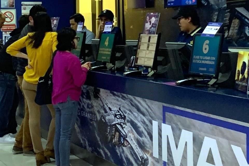 En taquilla y dulcerías de Cinépolis Galerías Monterrey sólo laboraron hombres, mientras que mujeres acudieron a ver alguna película.