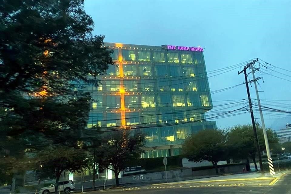 El Corporativo de Home Depot modificó su logo de naranja a morado.