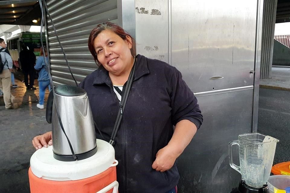 A Blanca González, quien vende pan y café en Av. Colón, el paro le bajó la clientela, pero aún así fue provechoso el no dejar su actividad diaria para llevar dinero a su familia.