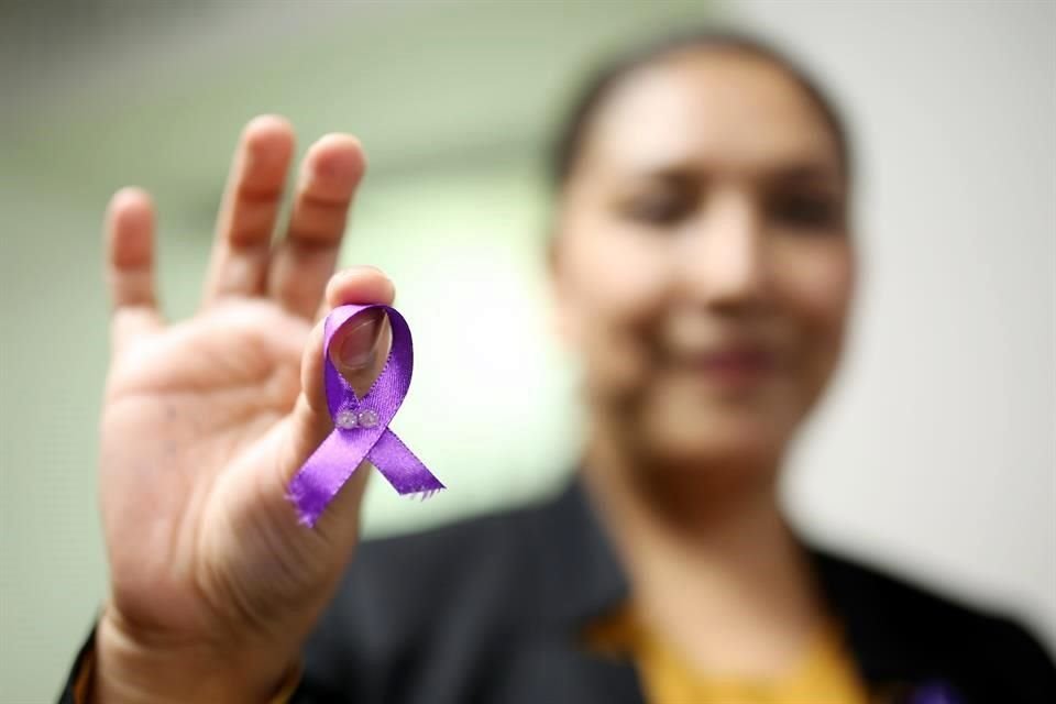 En algunos comercios, oficinas y hospitales se observó que mujeres portaron un moño morado en apoyo al movimiento nacional.