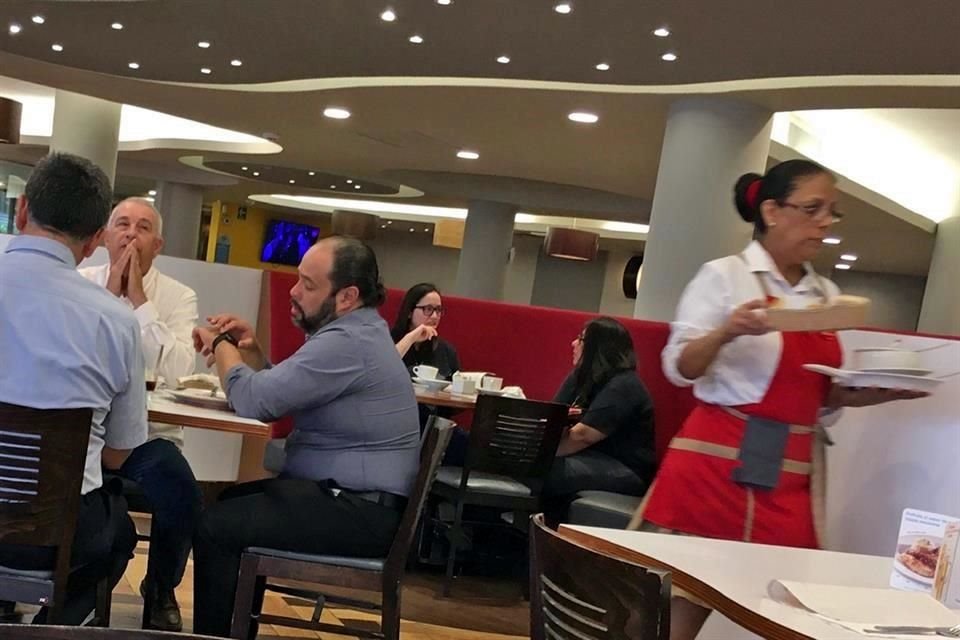 Cinco meseras del primer turno del restaurante Vips de Hidalgo y Emilio Carranza faltaron. Sólo dos sí se presentaron, siendo apoyadas por una vendedora del segundo turno y compañeros meseros.