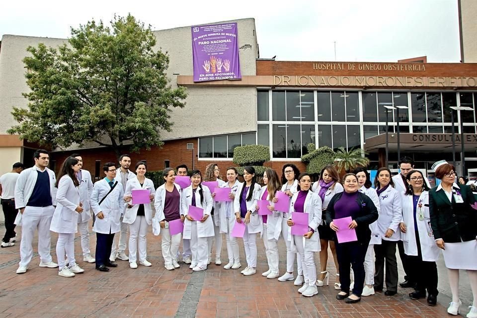 Doctoras y enfermeras de Gine del IMSS apoyaron trabajando y formaron un listón solidario.