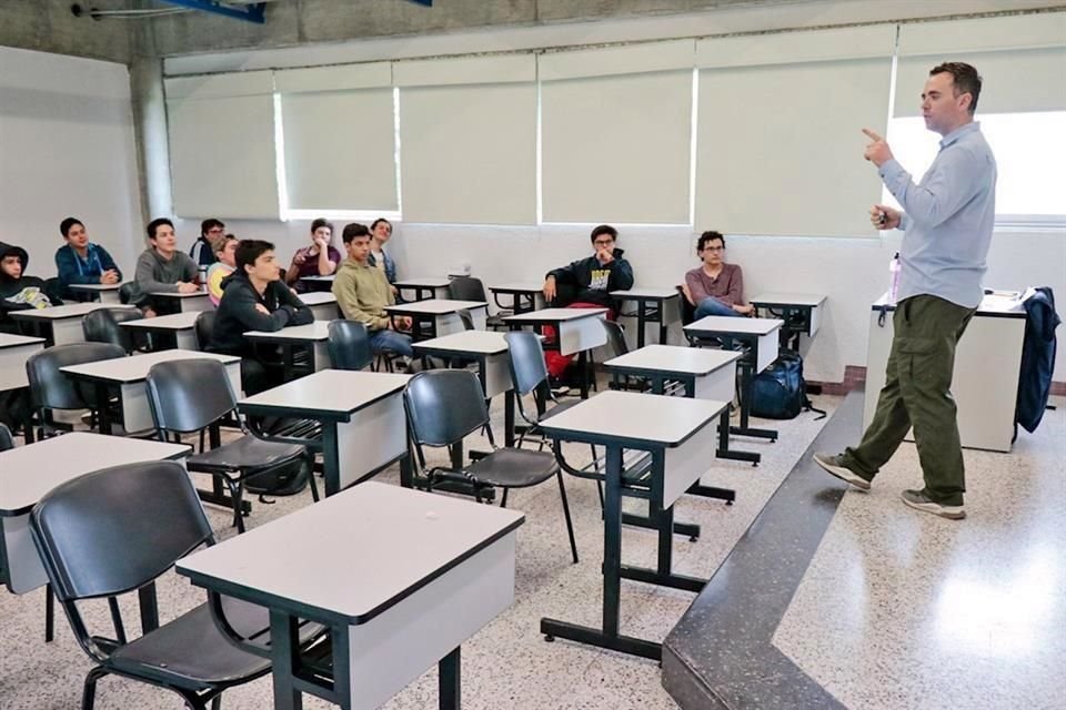 En los salones del campus profesional de la UDEM se notó la ausencia de alumnas.