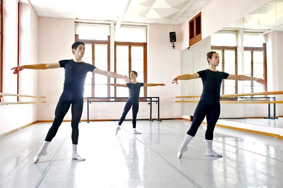 Bailarines de la ESMDM ensayaron solos en las aulas.