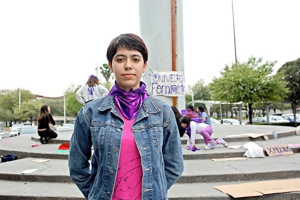 Integrantes del Frente Universitario Feminista, como Sofía Márquez, se reunieron en la explanada de Rectoría de la UANL.