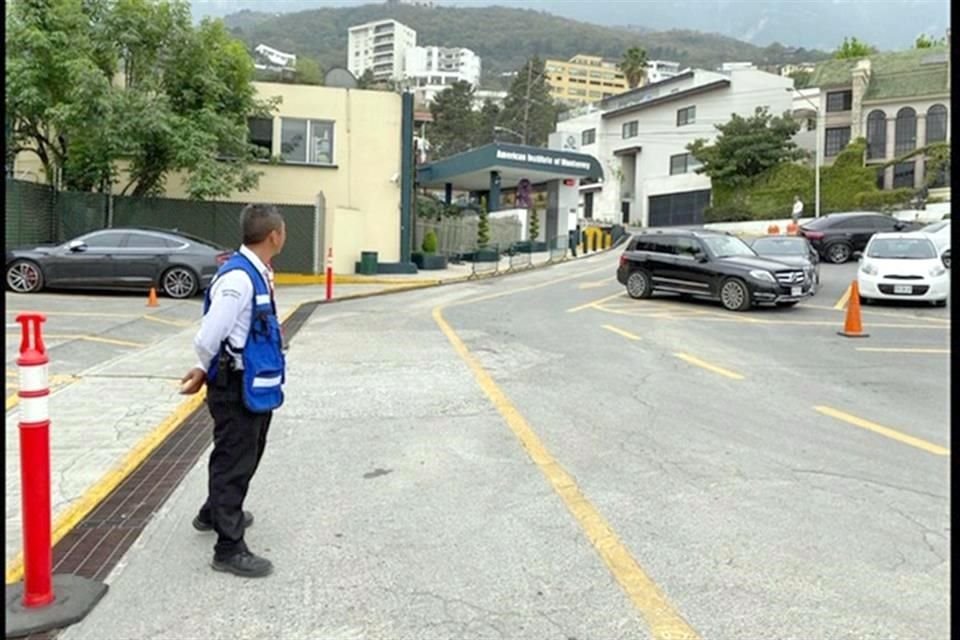 Las calles aledañas al AIM lucieron despejadas a la hora de la salida de los alumnos.