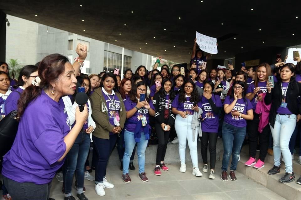 Estudiantes y maestras de la Prepa Emiliano Zapata y de los Cendi se manifestaron afuera del Congreso.