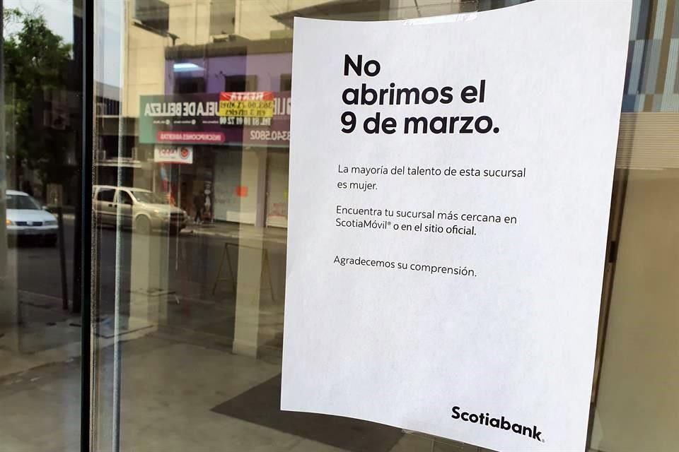 Una sucursal bancaria informó que no abriría con un mensaje.