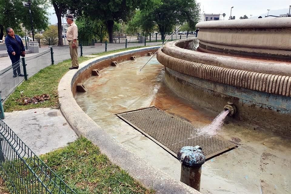 Para limpiar la Fuente de la Vida, el agua teñida de rojo fue extraída por el personal de mantenimiento de la plaza.