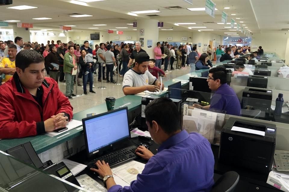 Funcionarios del Instituto de Control Vehicular tuvieron que organizarse para tratar de cubrir a sus compañeras.