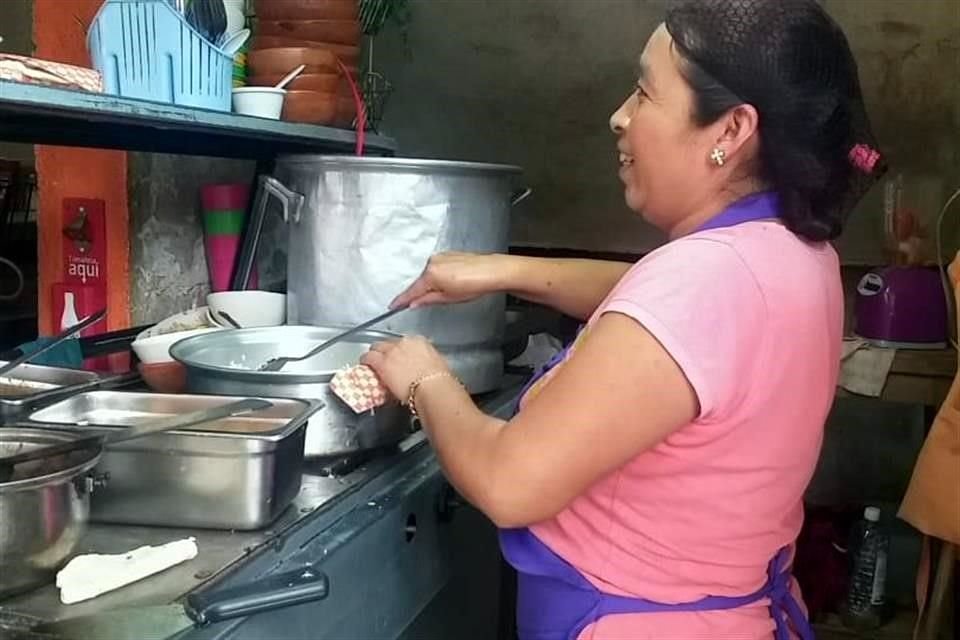 Una cocinera acudió con un mandil morado en apoyo al movimiento contra la violencia hacia las mujeres.