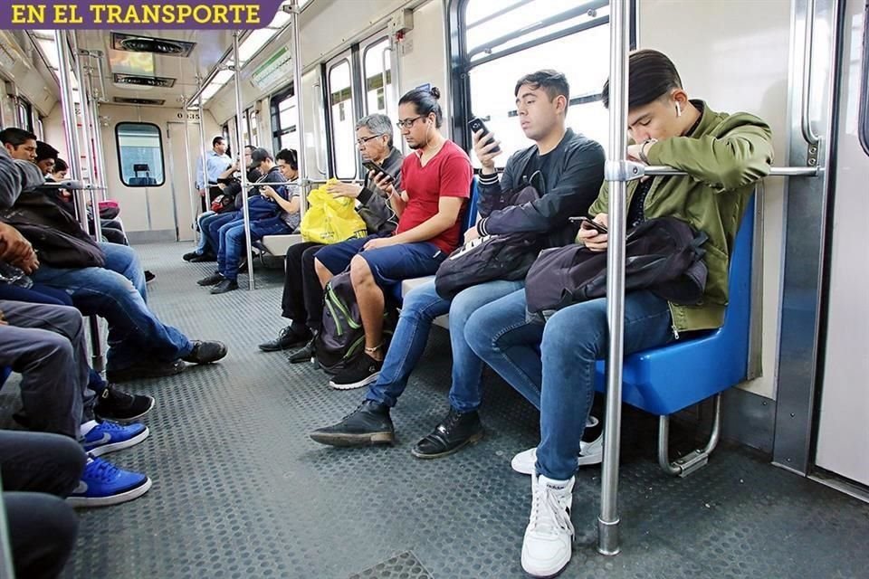 En vagones del Metro (foto) y camiones urbanos la ausencia de mujeres fue evidente.