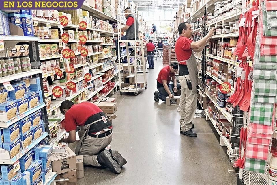 En HEB de Guadalupe, sólo hombres fueron vistos realizando las labores de estantería.