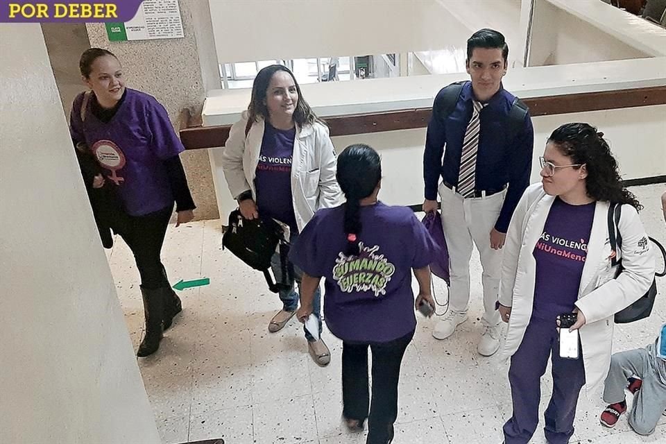 Personal médico femenino de la Clínica 26 del IMSS no paró labores, pero acudió de violeta.