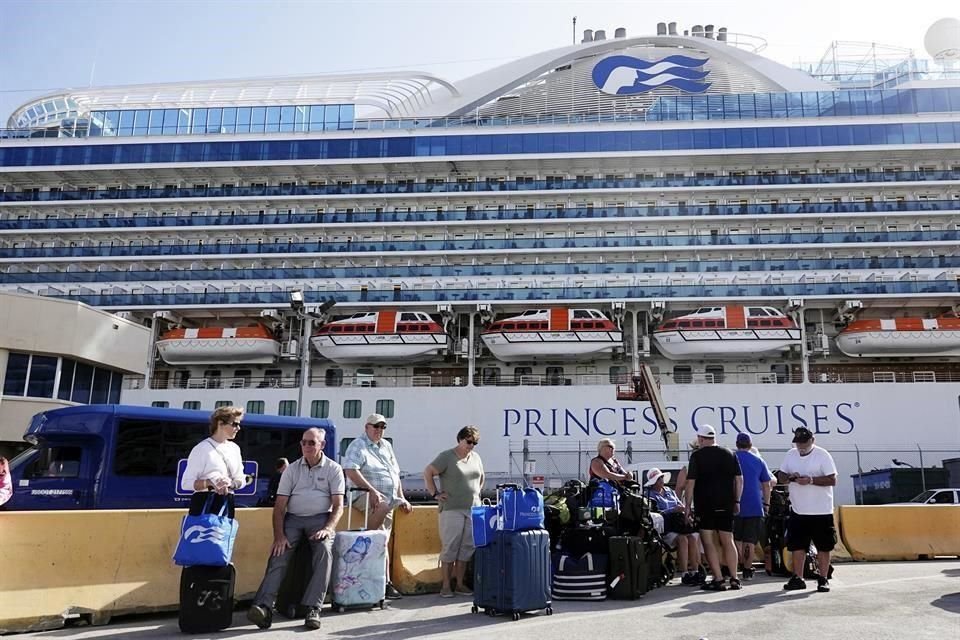 México pospuso seis meses el cobro de 860 pesos a los pasajeros extranjeros que lleguen en cruceros a los puertos del país.