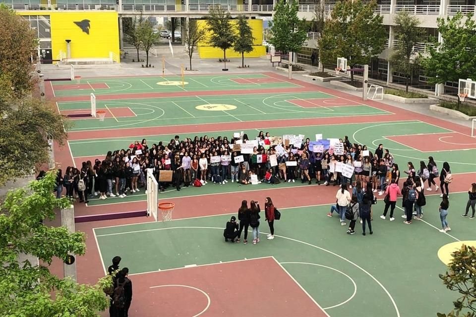 Alumnas de la UDEM protestan por el comportamiento de sus compañeros y el manejo de la institución durante el paro #UnDíaSinNosotras.