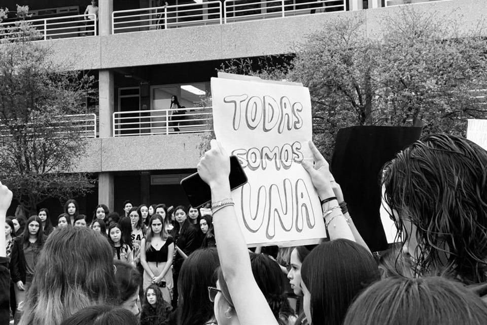 Alumnas de la UDEM protestan por el comportamiento de sus compañeros y el manejo de la institución durante el paro #UnDíaSinNosotras.