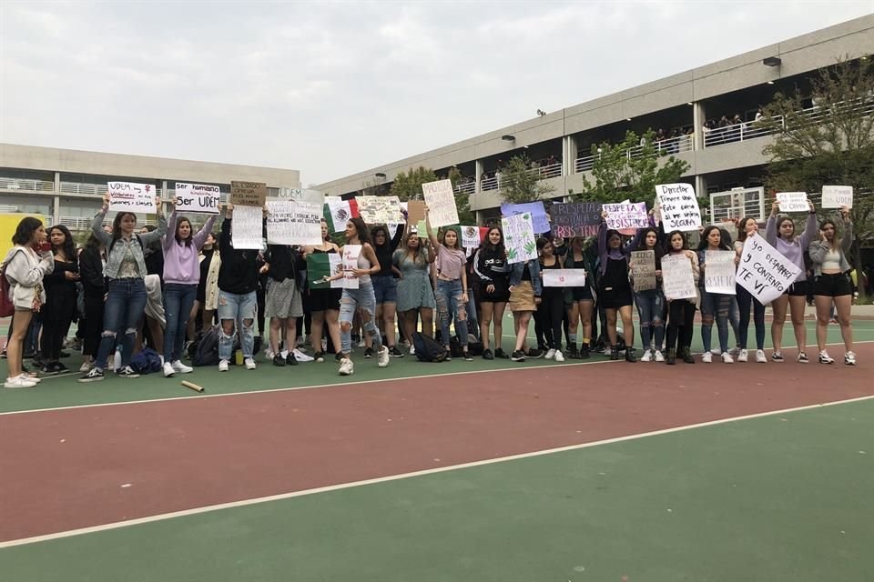 Alumnas de la UDEM protestan por el comportamiento de sus compañeros y el manejo de la institución durante el paro #UnDíaSinNosotras.