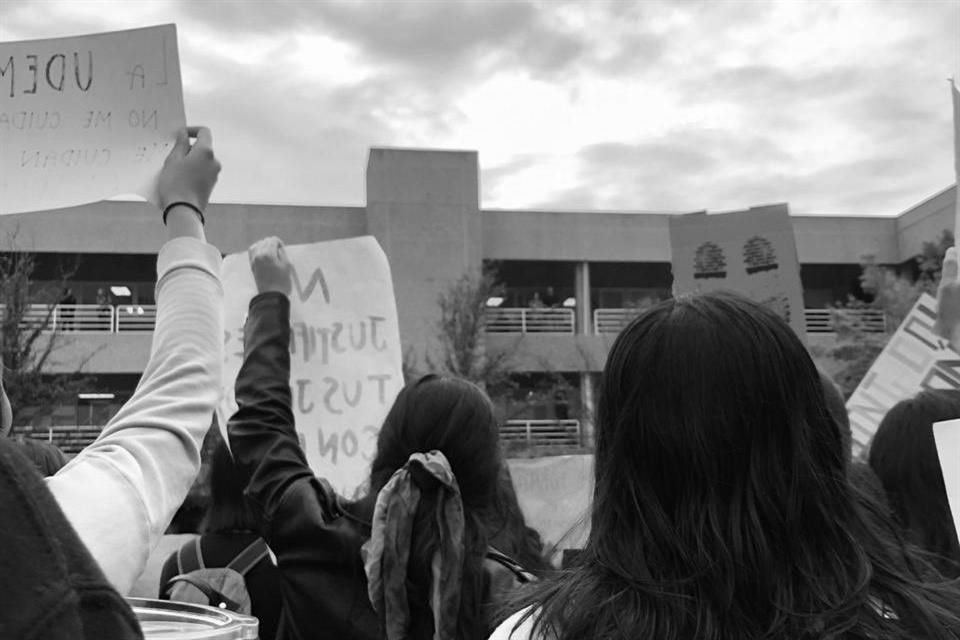 Alumnas de la UDEM protestan por el comportamiento de sus compañeros y el manejo de la institución durante el paro #UnDíaSinNosotras.