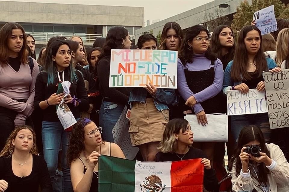 Alumnas de la UDEM protestan por el comportamiento de sus compañeros y el manejo de la institución durante el paro #UnDíaSinNosotras.