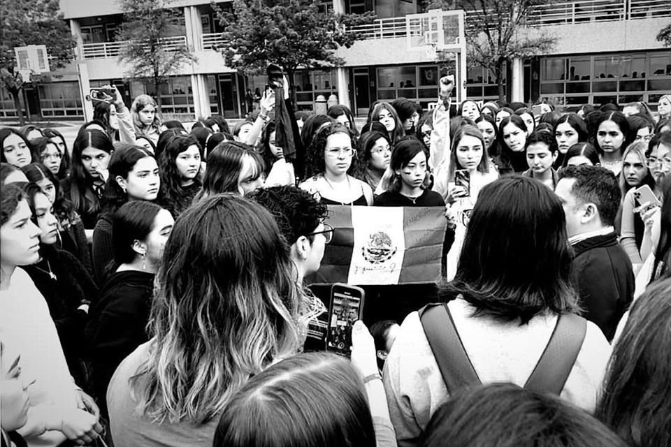 Alumnas de la UDEM protestan por el comportamiento de sus compañeros y el manejo de la institución durante el paro #UnDíaSinNosotras.