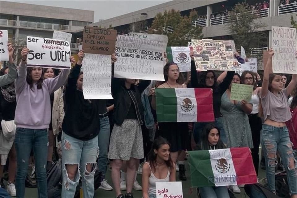 Alumnas de la UDEM protestan por el comportamiento de sus compañeros y el manejo de la institución durante el paro #UnDíaSinNosotras.