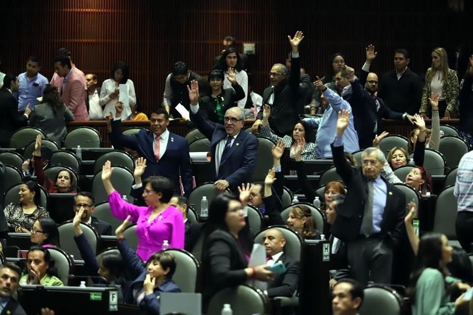 La Cámara de Diputados aprobó reforma para reconocer en Constitución los programas sociales del Gobierno de AMLO como becas y pensiones.