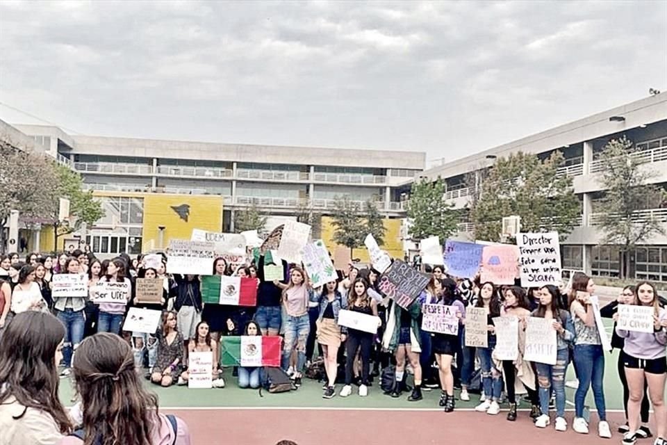 Estudiantes de la Prepa UDEM Unidad San Pedro mostraron su indignación portando prendas prohibidas en el reglamento y mostrando pancartas.