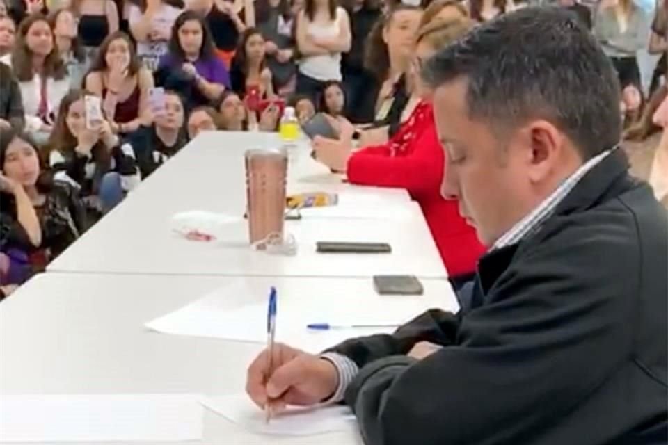 Fernando Quiroga Ramírez, director de la Prepa UDEM Unidad San Pedro, causó indignación en redes tras ser señalado por estar dibujando mientras alumnas externaban testimonios.