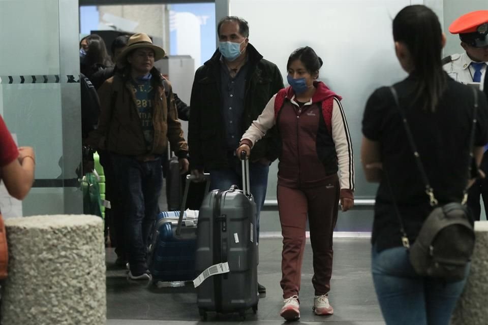 Llegada de pasajeros por vuelos internacionales en la terminal 2 del Aeropuerto Internacional de la CDMX.