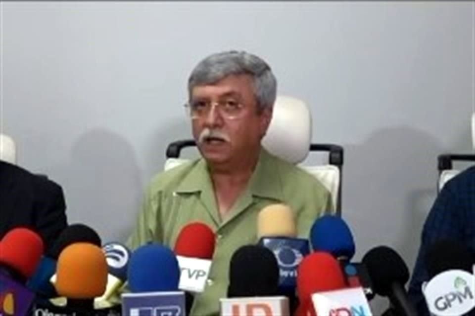 El Secretario en conferencia de prensa.