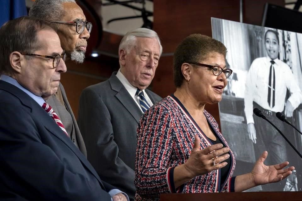 Karren Bass junto a otros legisladores en una conferencia de prensa.