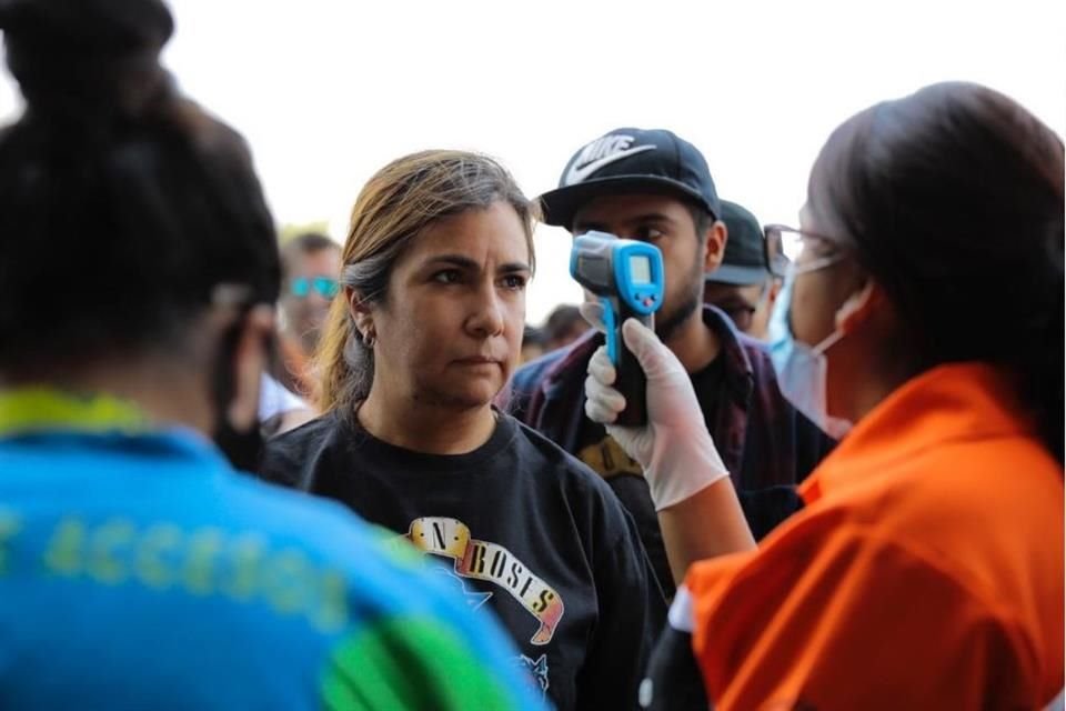 Representantes de la Secretaría de Salud apoyan al personal del festival.