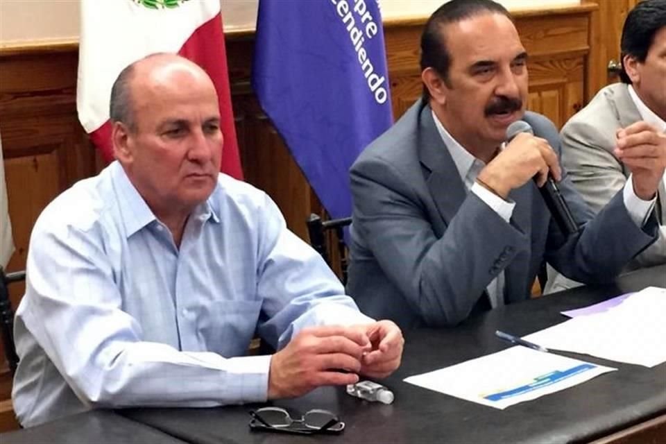 La medida fue anunciada en conferencia de prensa por Secretario de Salud en el Estado, Manuel de la O (der.) y el presidente del Consejo de Administración del Parque Fundidora, Artemio Garza (izq.).