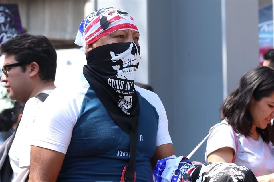 Abundó la vendimia de gel antibacterial, mascadas y cubrebocas en la entrada del Foro Sol.