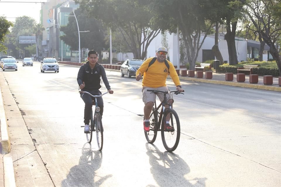 El aumento de casos de Covid-19 no amedrentó a algunos tapatíos, que aunque no hubo Vía RecreActiva salieron a las calles... y sin cubrebocas.