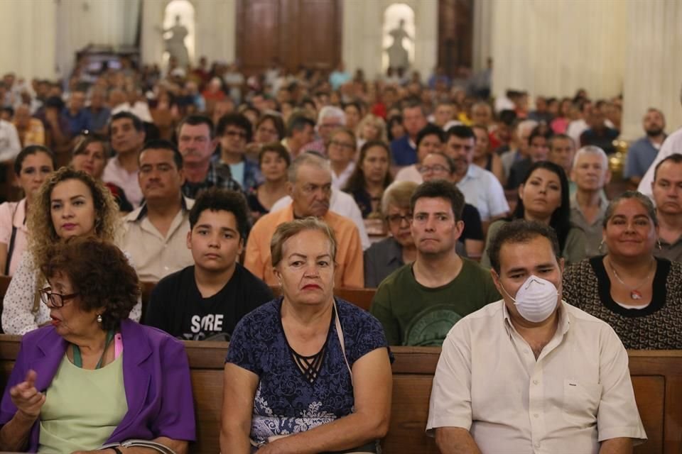 En la Catedral, eran contadas las personas que portaban cubrebocas.