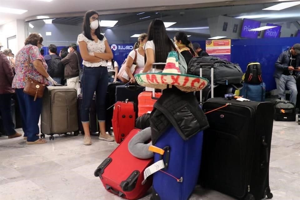 En México, ecuatorianos denunciaron cancelaciones en las aerolíneas Copa Airlines, Aeroméxico y la propia Interjet, antes de que esta última diera el anuncio.