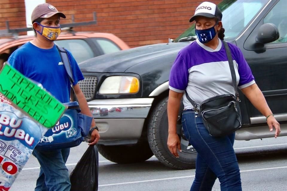 Los comerciantes ofrecen los cubrebocas y botes con gel antibacterial en la Avenida Alfonso Reyes.