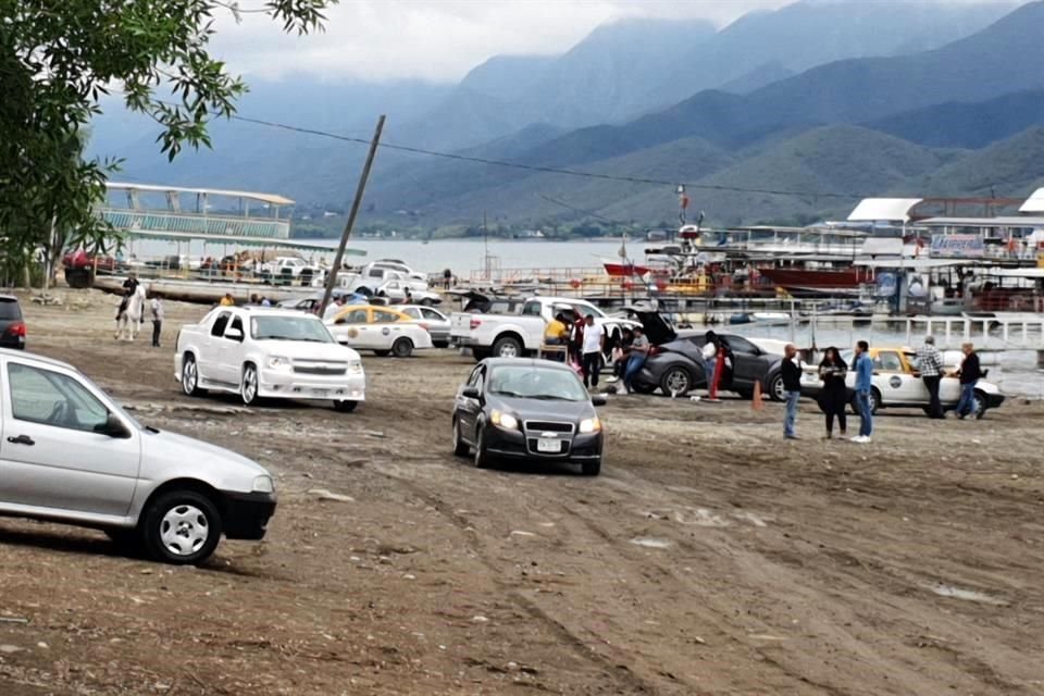 Decenas de familias acudieron a la Presa La Boca y utilizaron el área recreativa.