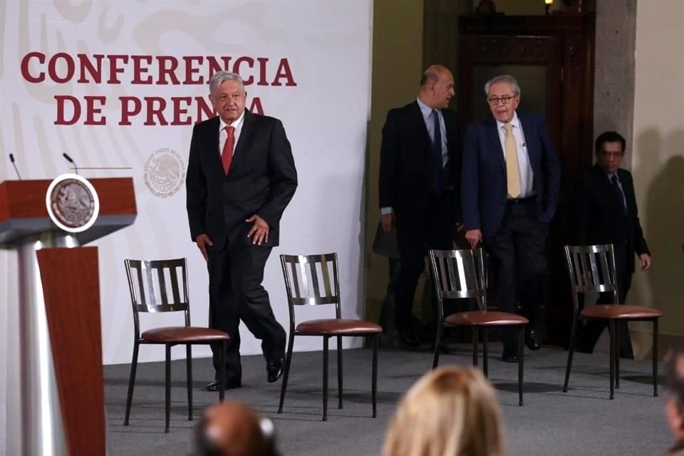 López Obrador a su llegada a la conferencia de prensa matutina en Palacio Nacional de este martes.