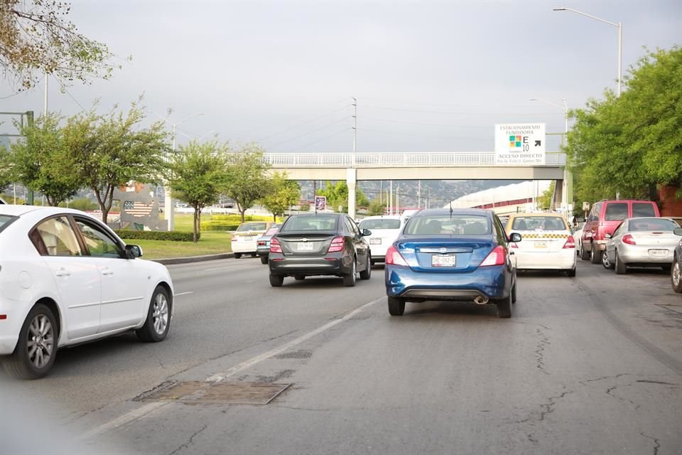 Avenidas que en días normales presentan congestionamientos viales, esta mañana muestran un rostro distinto con una vialidad fluida.